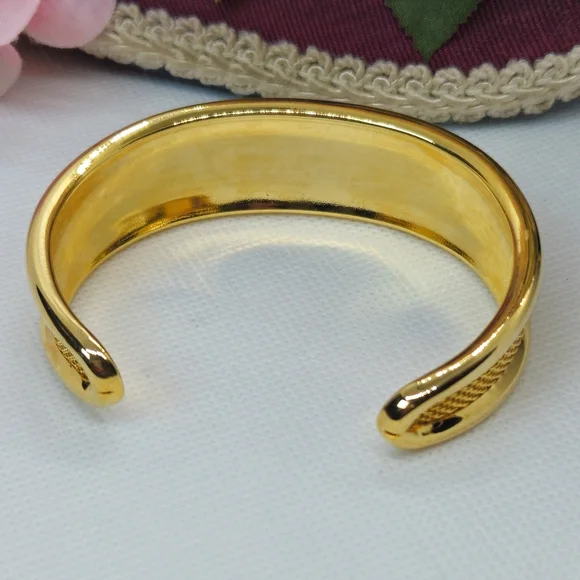 Vintage Gold Plated Simple Mesh Cuff Bracelet Everyday Designer Style Bracelet - Picture 5 of 6